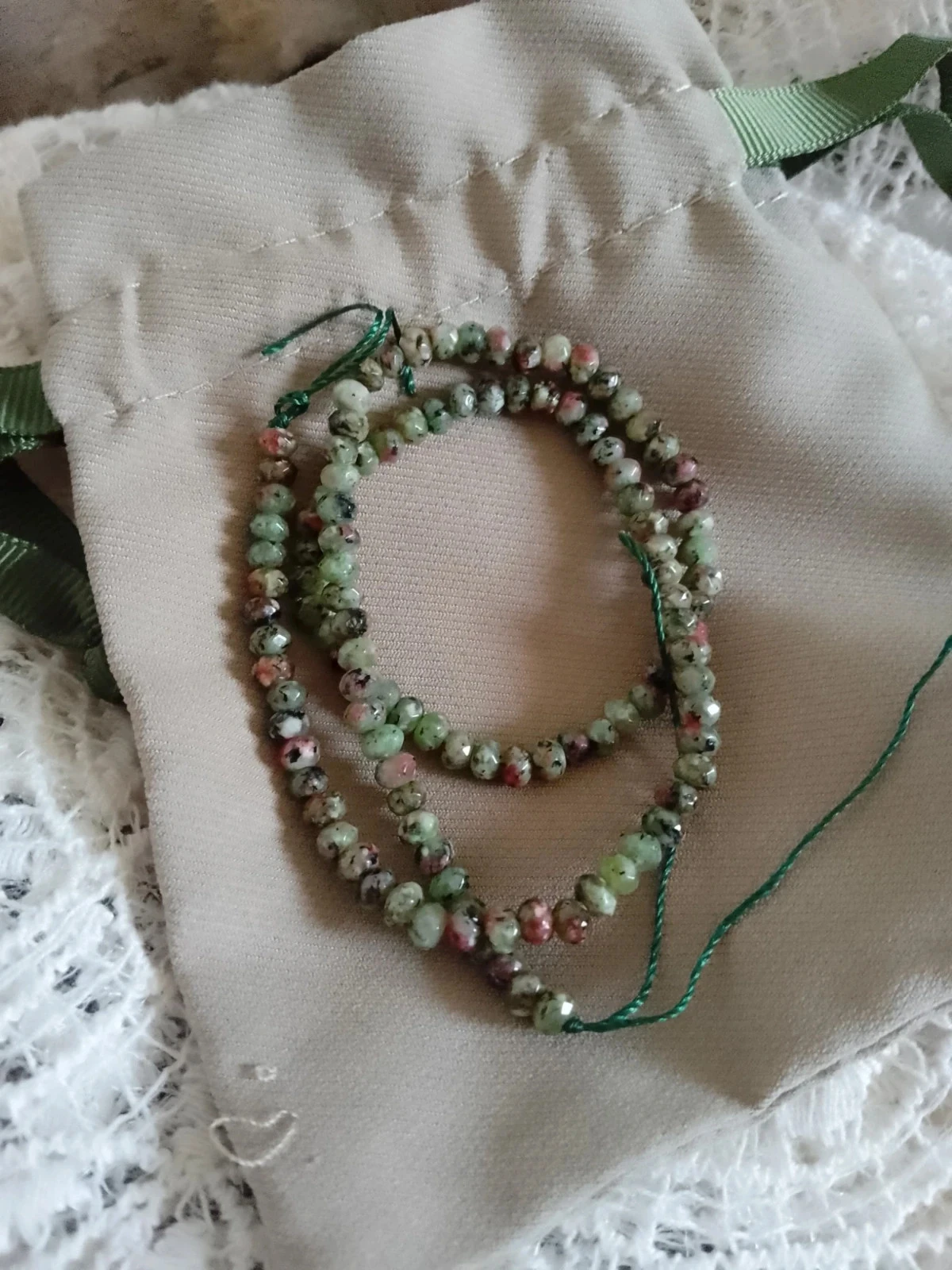 Lote de contas de facetas de pedras de rubis em zoisite verde e rosa – photo 2